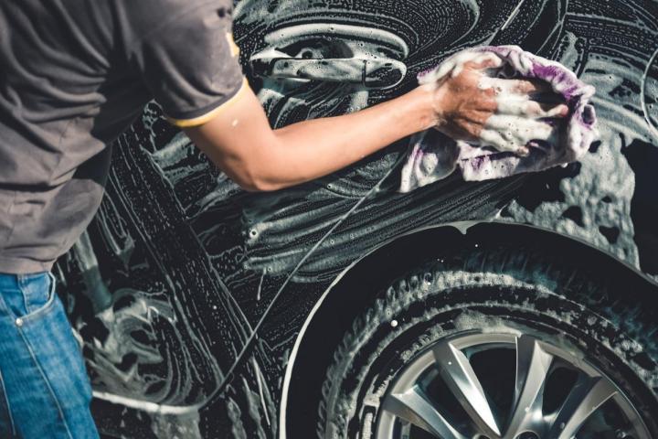 Soins Auto Manoluxe offers a car cleaning service